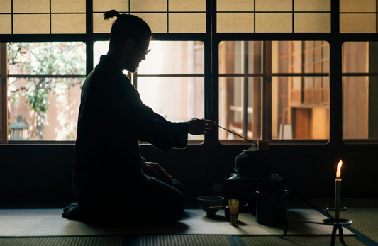 暖色光線映入室內，一名人物坐在窗前點燃線香，畫面旁有微弱燭光與安靜的禪意氛圍。