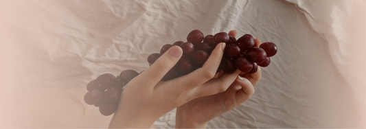 雙手輕捧的紫葡萄，是藏著白藜蘆醇的天然抗氧化寶藏。